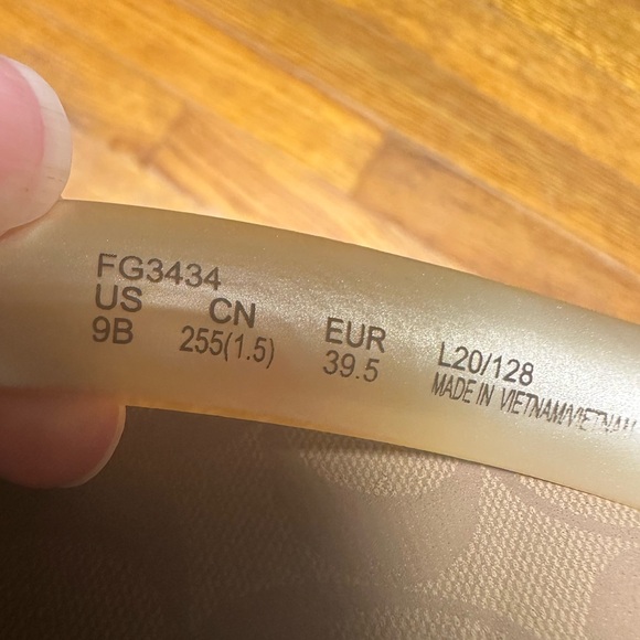 COACH Women's Size 9 B Zak Flip Flops Gold Signature Rubber Slides - Picture 10 of 10